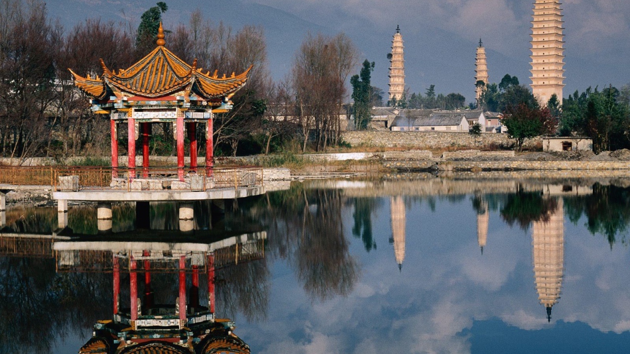 Азиатский пейзаж с пагодами