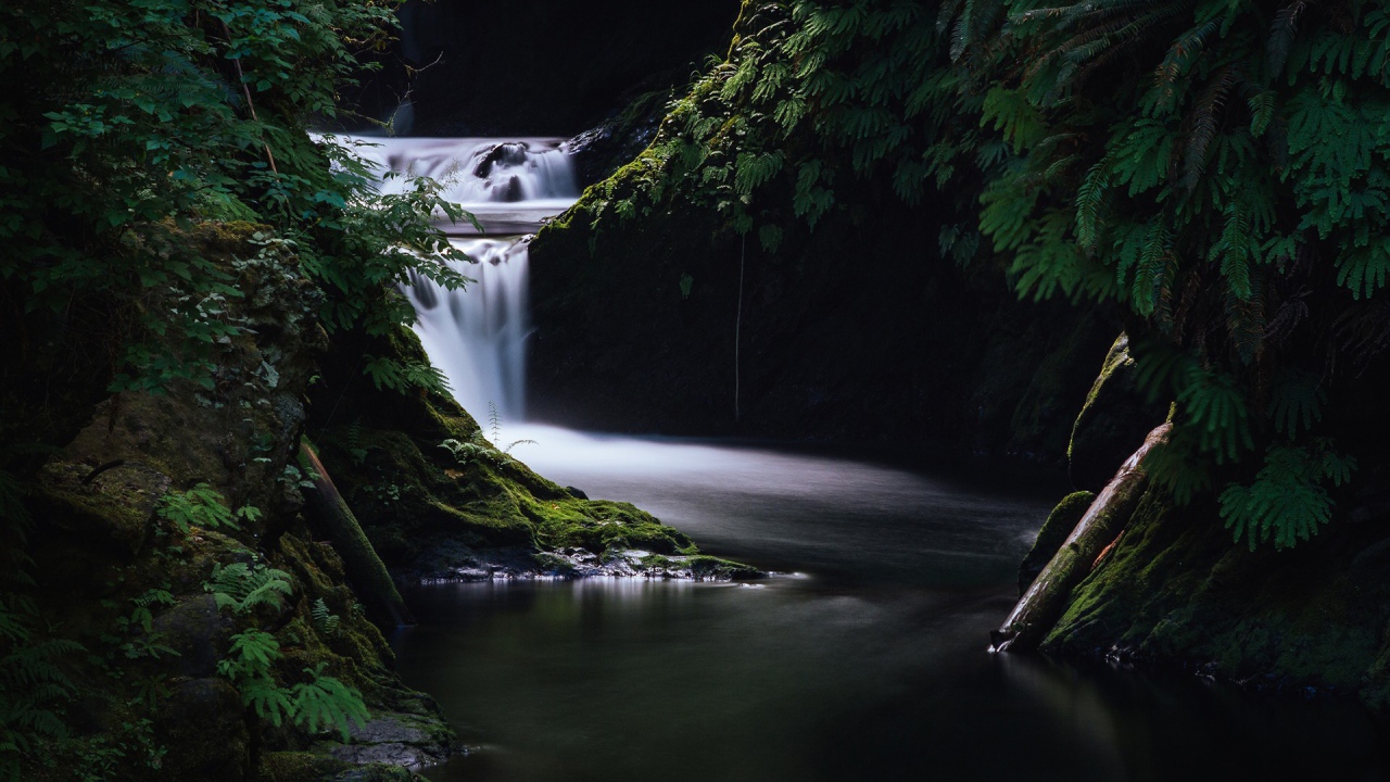 Горная река в ущелье