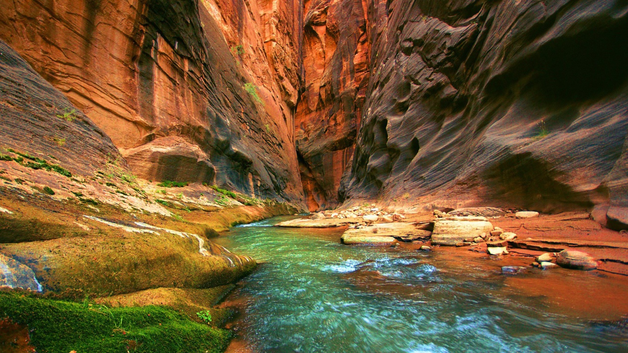 Река течет по ущелью