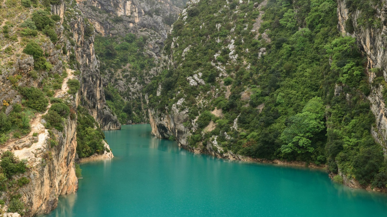 Озеро в ущелье