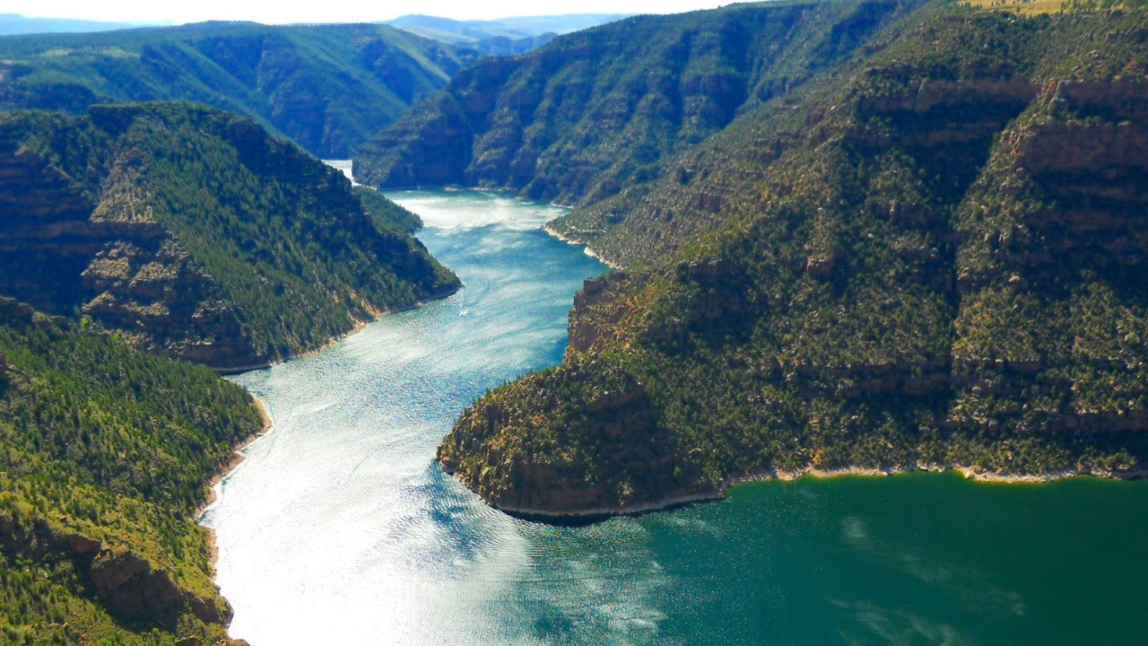 Река в зеленом каньоне