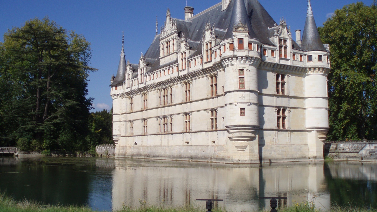 Храм окруженный водой