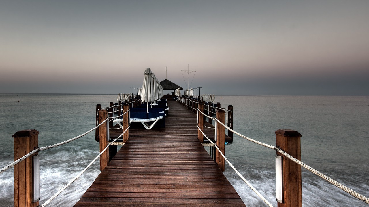 Деревянный мостик в море для отдыха