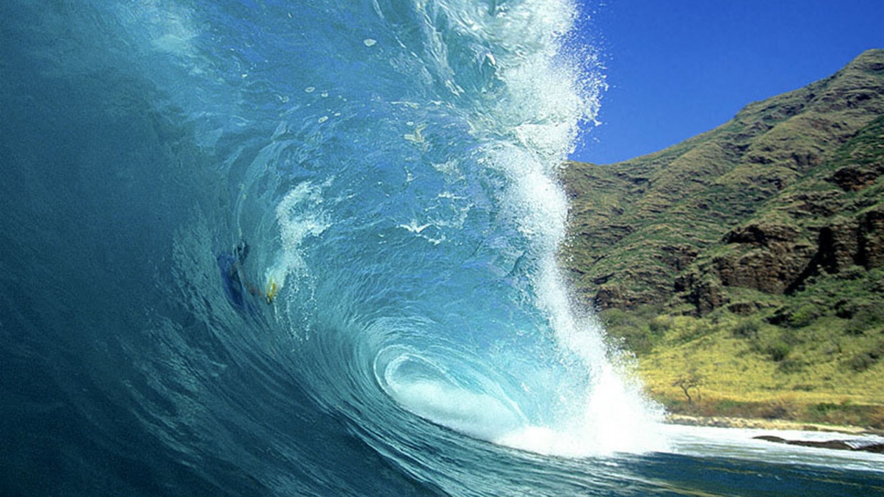 Человек в волне