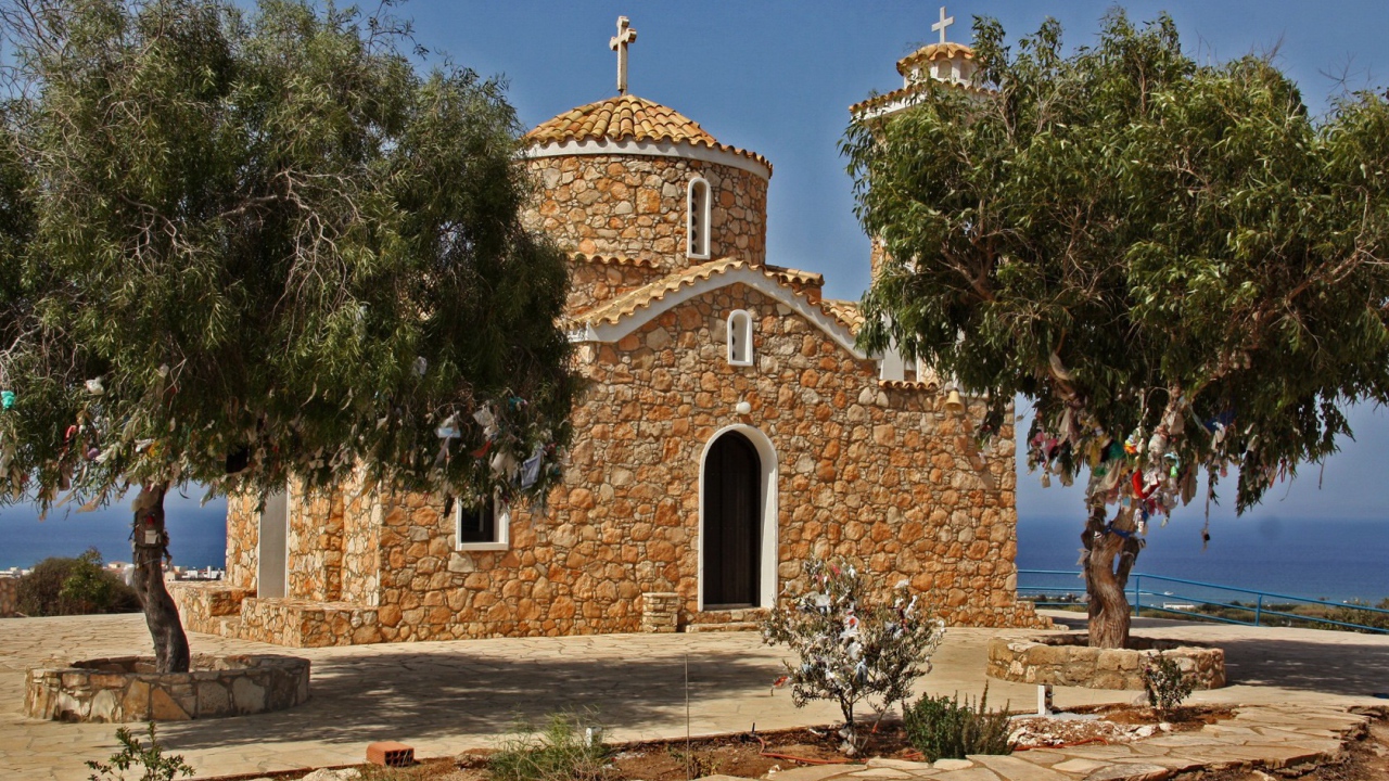 Религиозный храм у моря