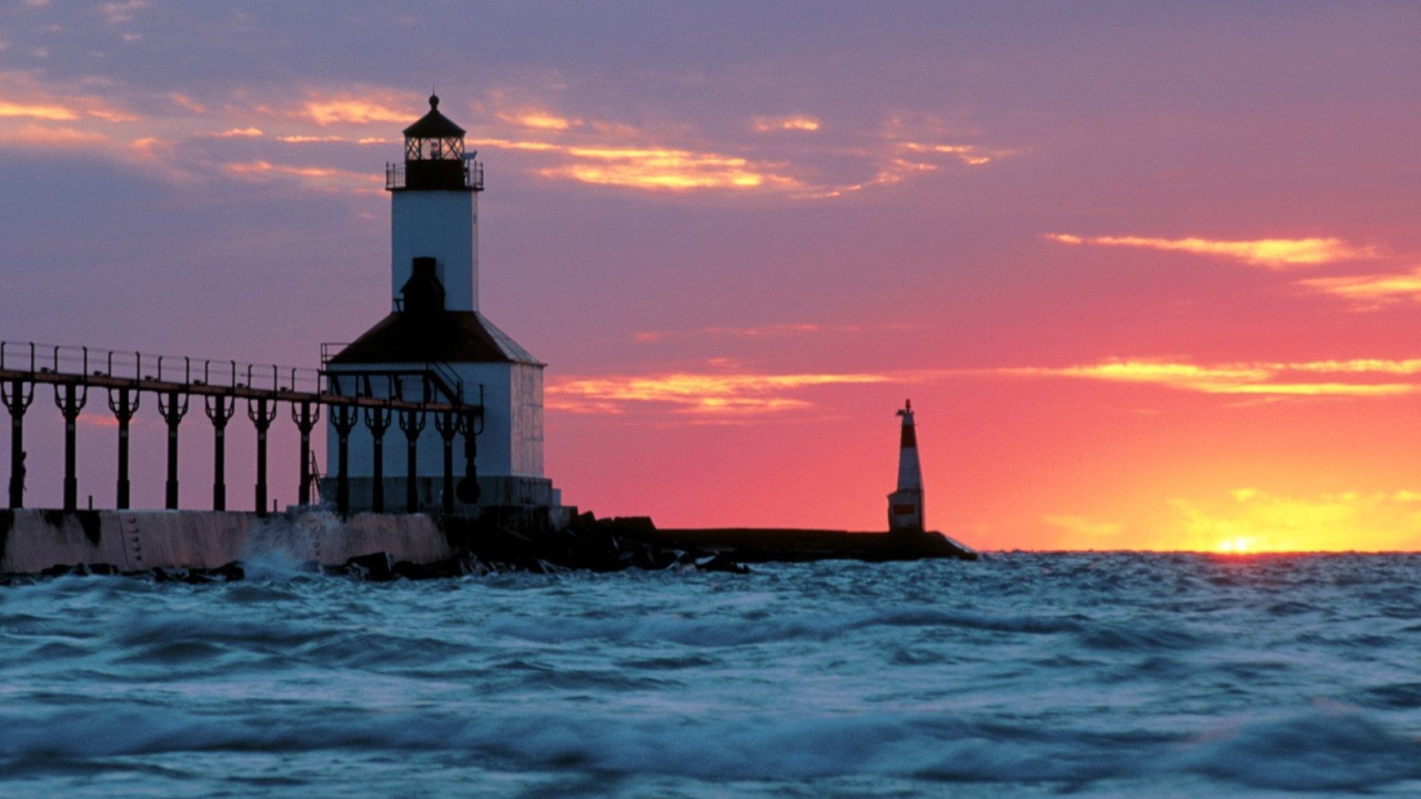 Розовый закат у маяка