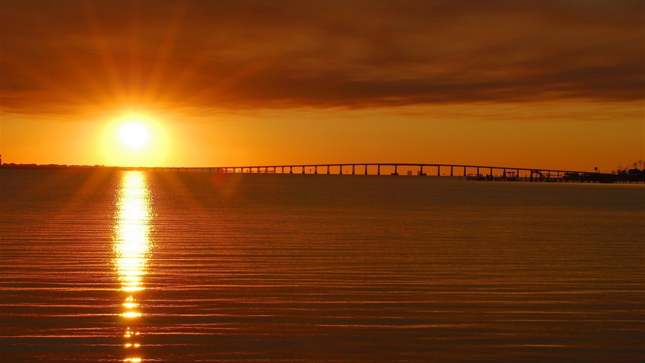 Переливы заката в волнах