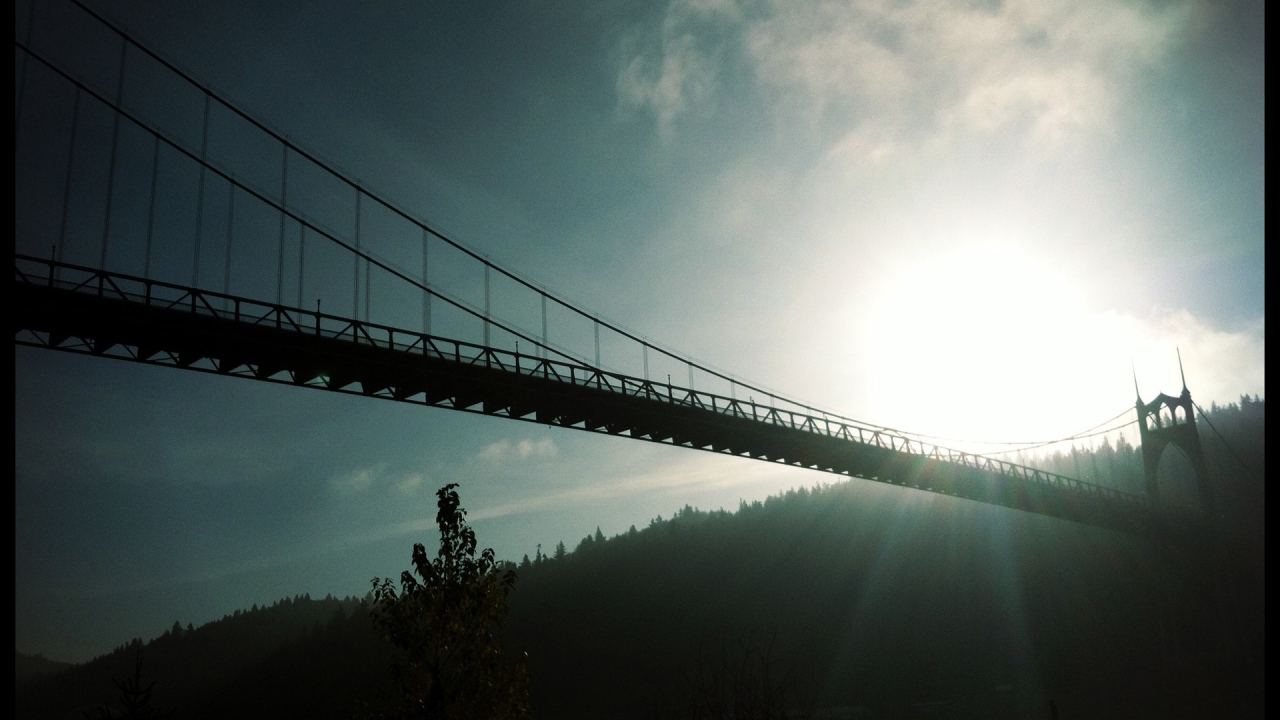 Закат у подвесного моста