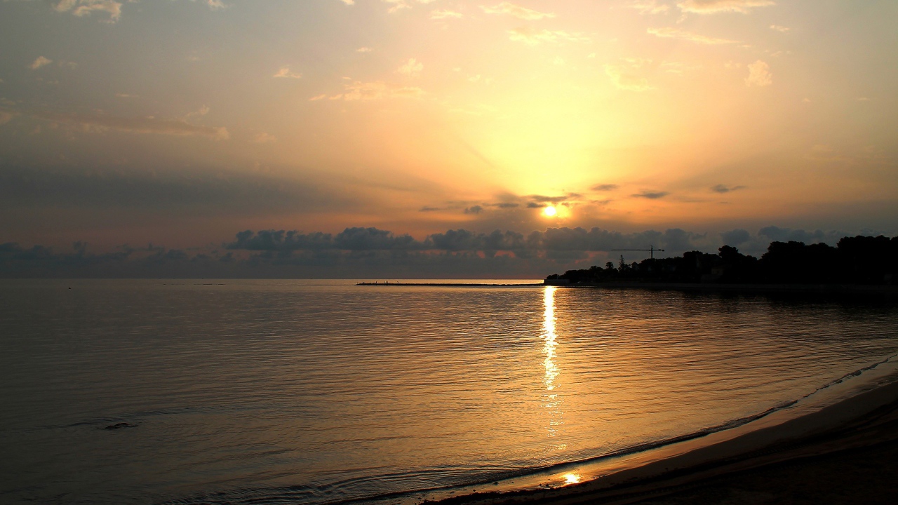 Закат над спокойным морем