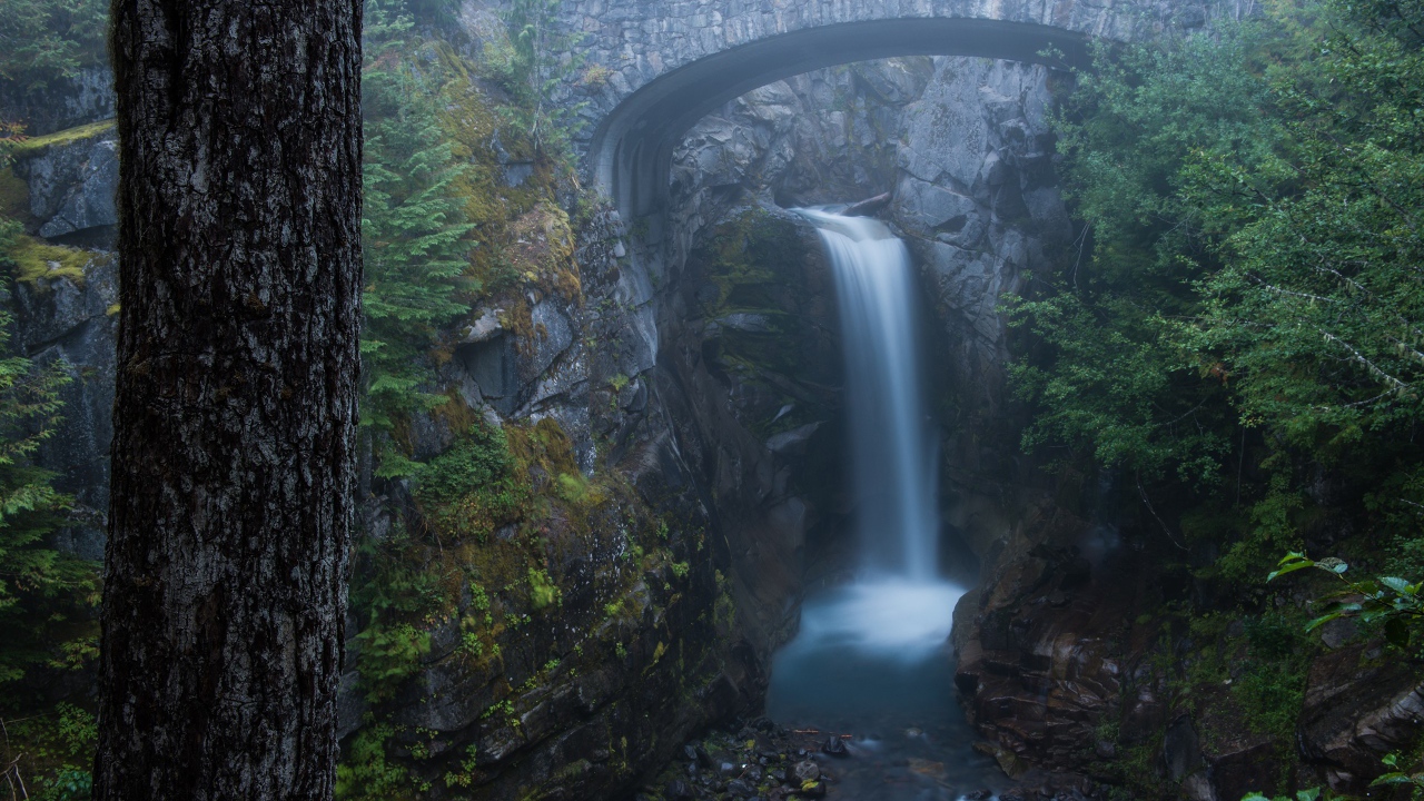 Водопад среди гор