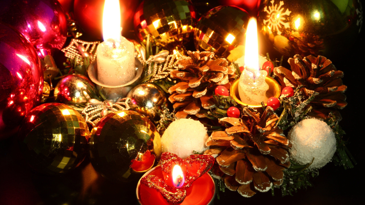 Свечи, шишки и ёлочные игрушки