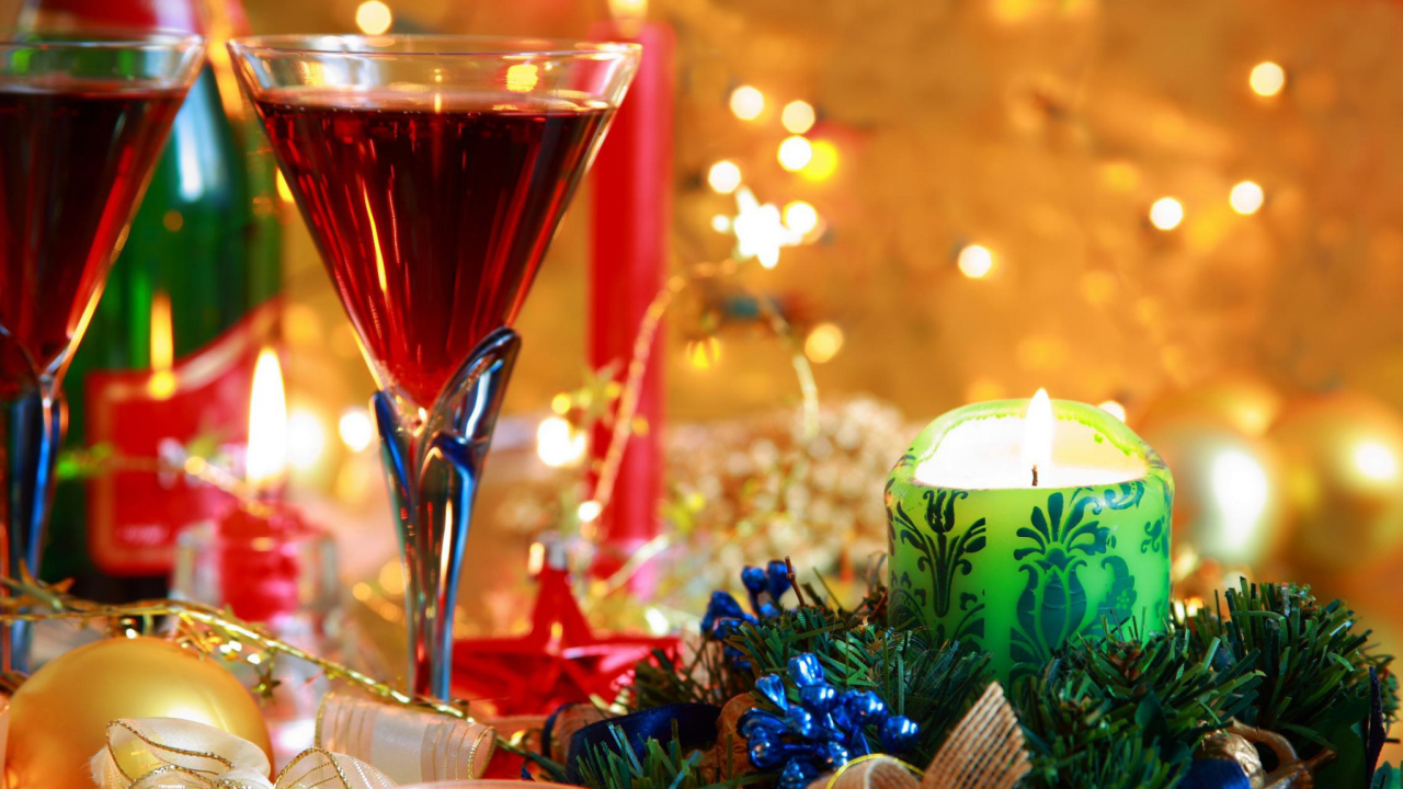 Праздничный стол и свеча