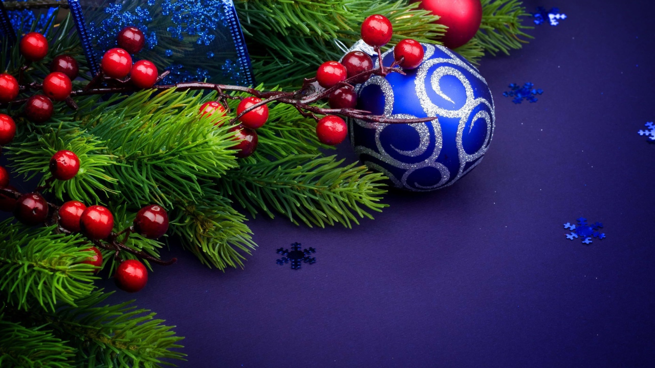 Ёлочная ветка и синяя игрушка