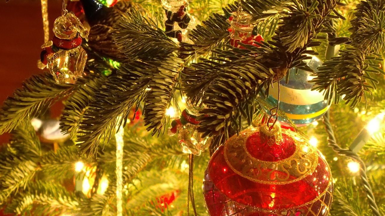 Пушистая елка на Новый 2014 Год лошади