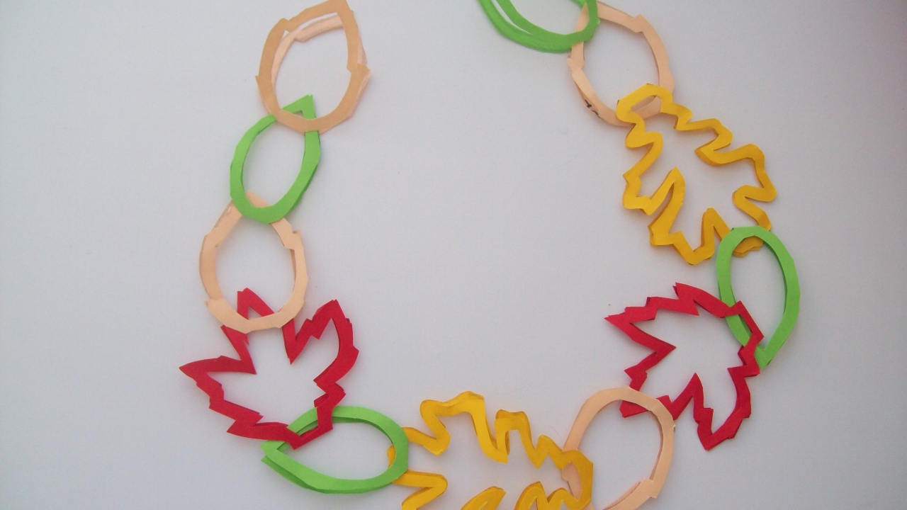 Гирлянда из осенних листьев