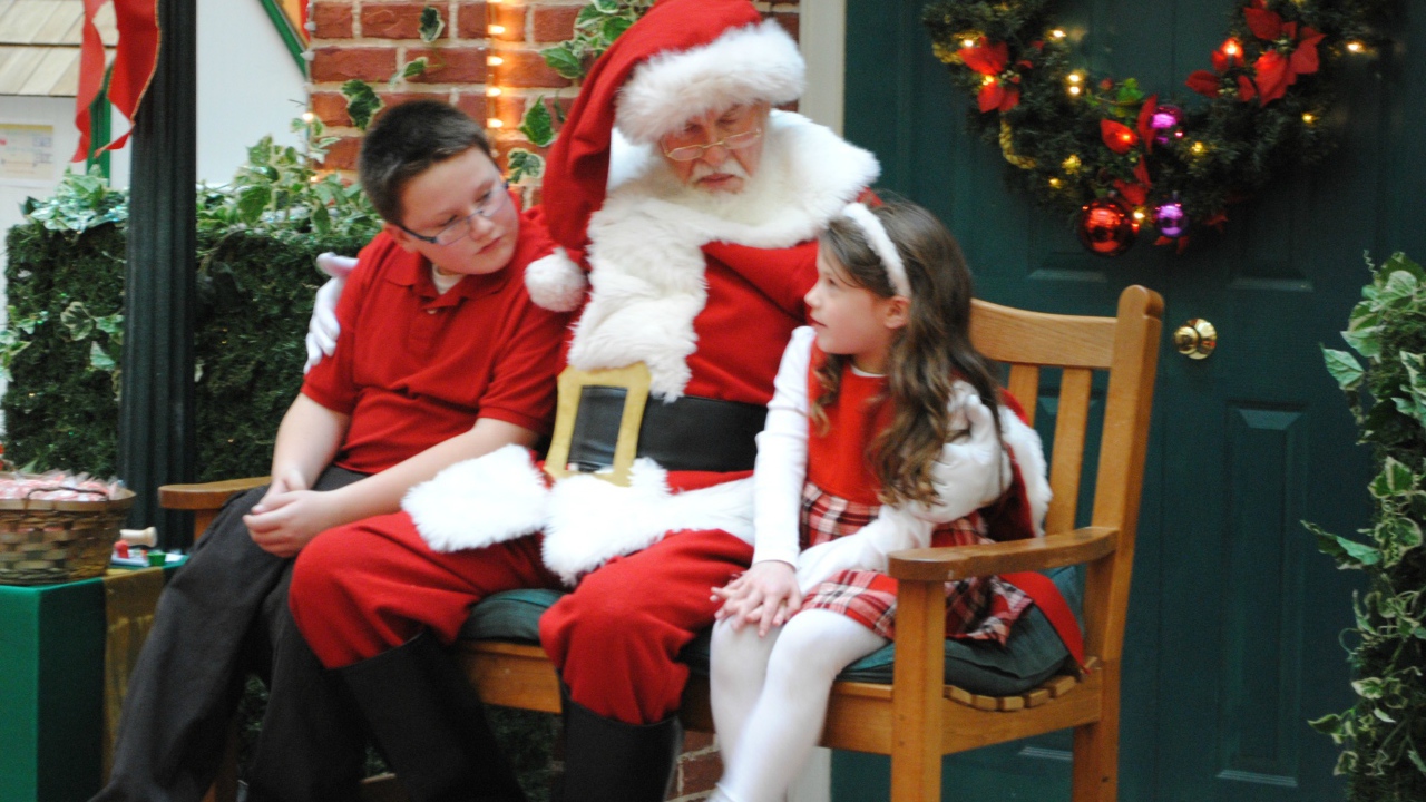 Дед мороз дарит подарки