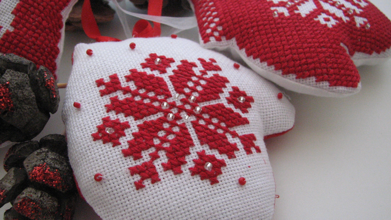 Первые елочные игрушки