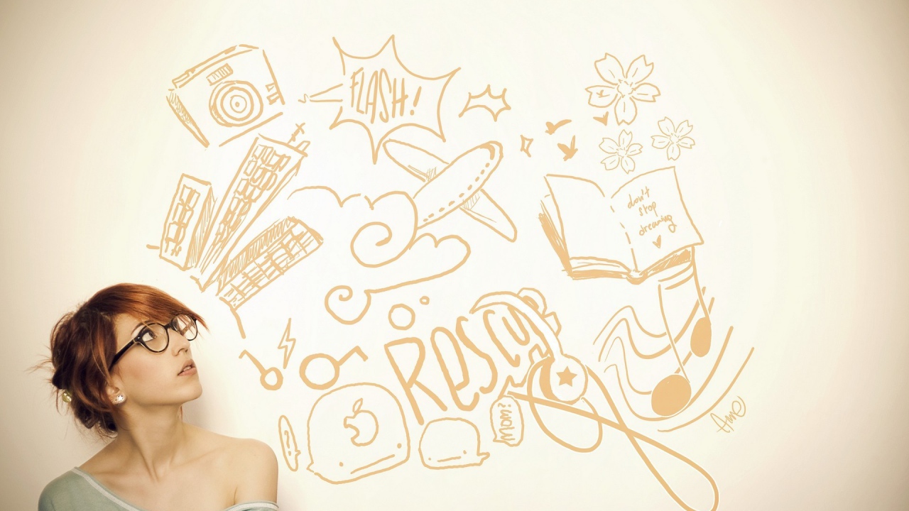 Девушка в очках смотрит на рисунки