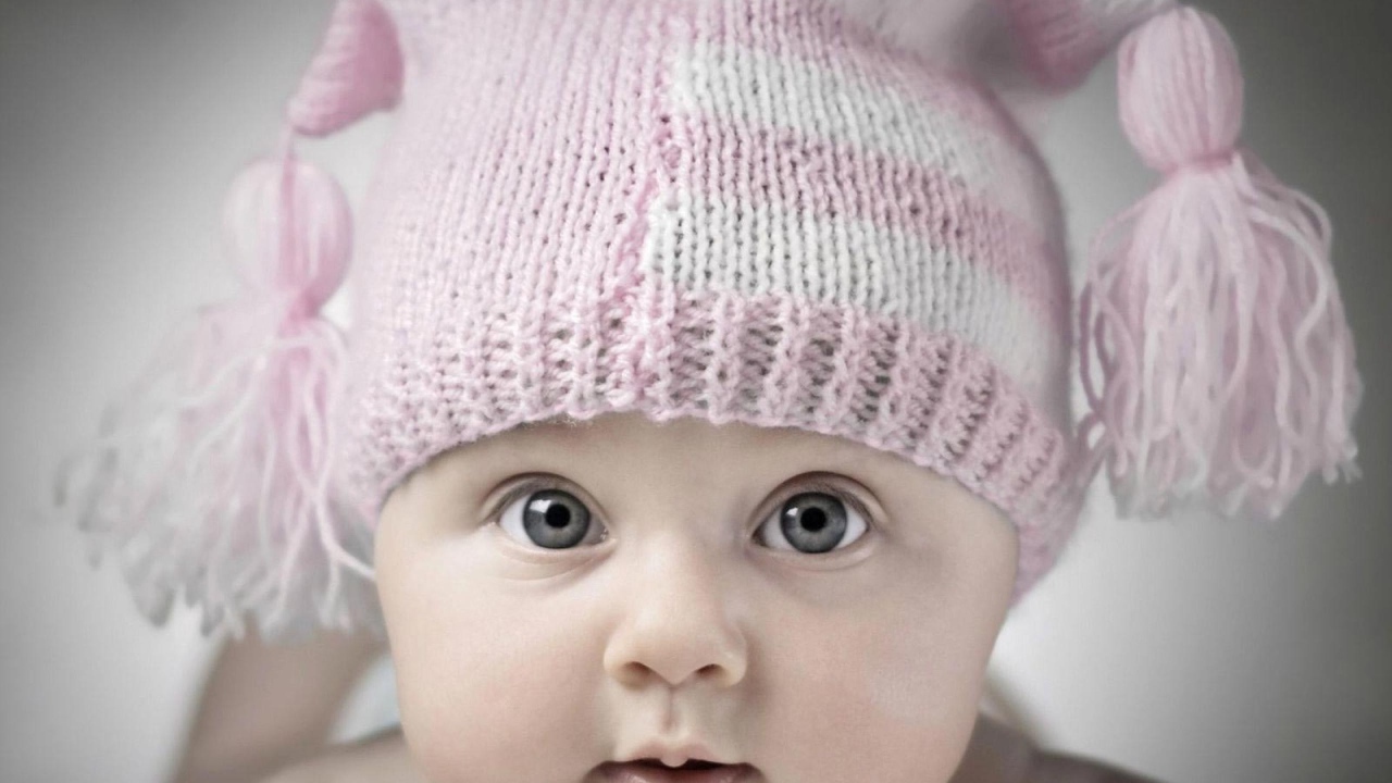 Ребенок в шапочке