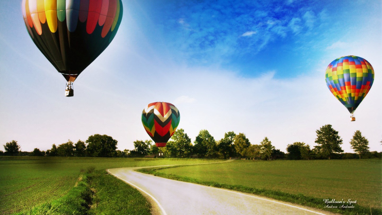 Полет на воздушном шаре над дорогой