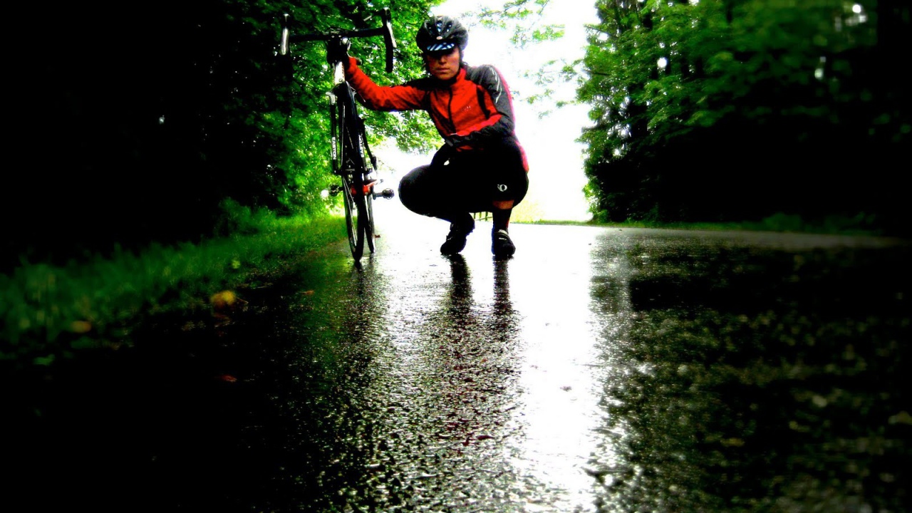 Велосипедист на мокрой дороге
