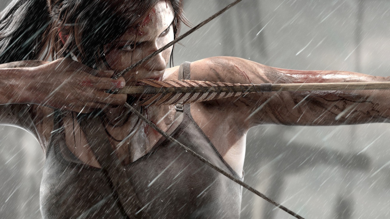 Девушка натягивает тетиву