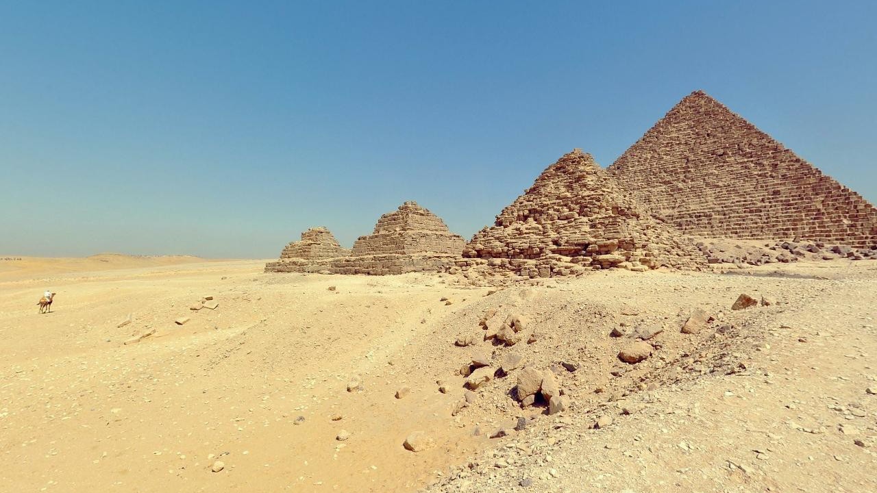 Египетские пирамиды в пустыне