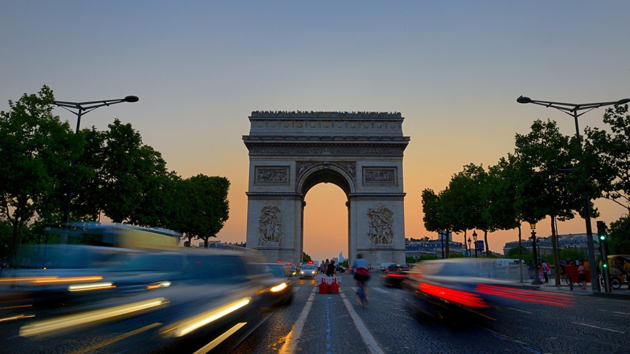 Триумфальная арка вид с дороги