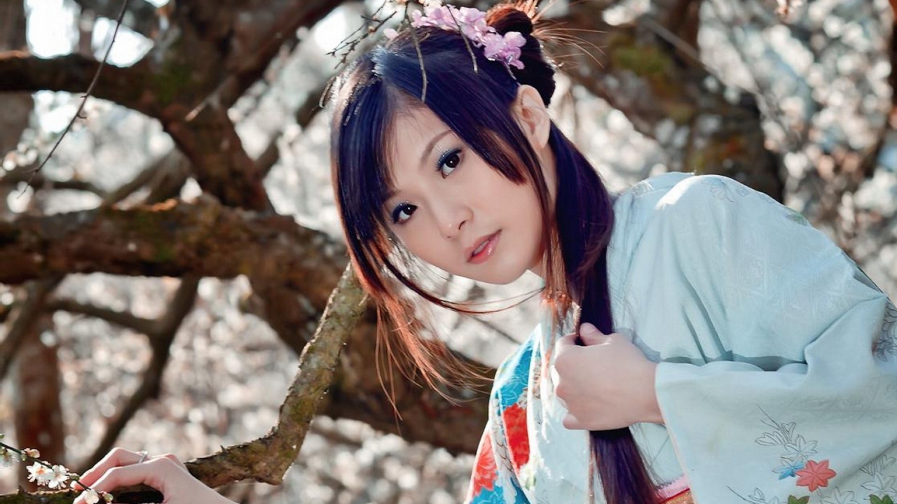 Японская девушка в кимоно