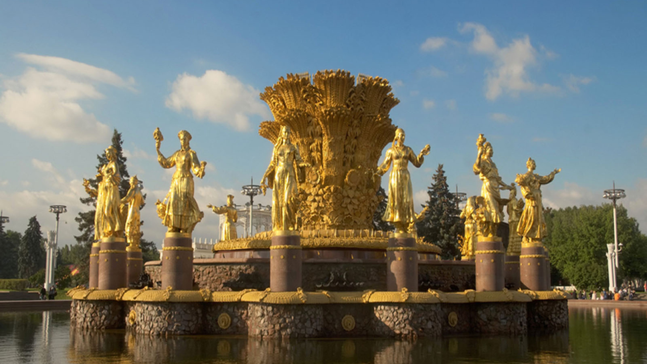 The golden fountain in moscow
