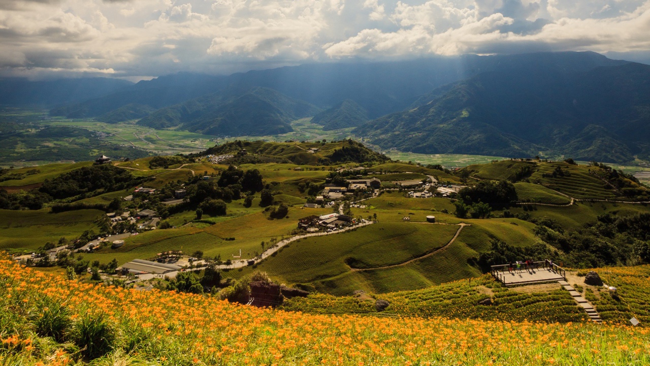 Холмистый зеленый пейзаж Тайваня
