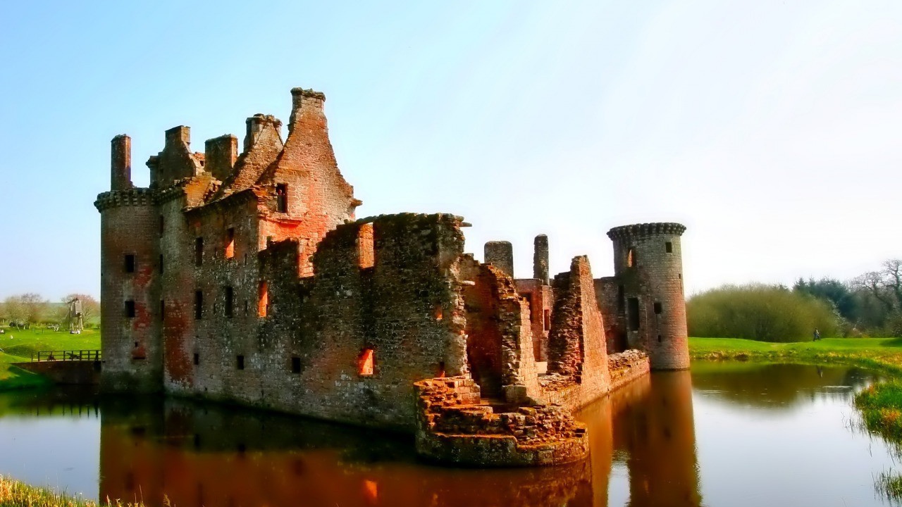 Развалины окруженные водой