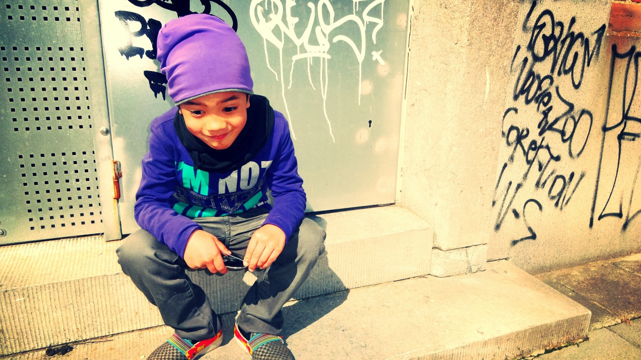 Мальчик в фиолетовой шапке, swag