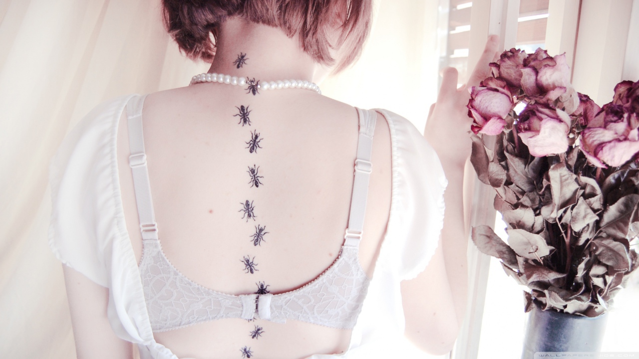 Девушка с татуировкой муравьи на спине