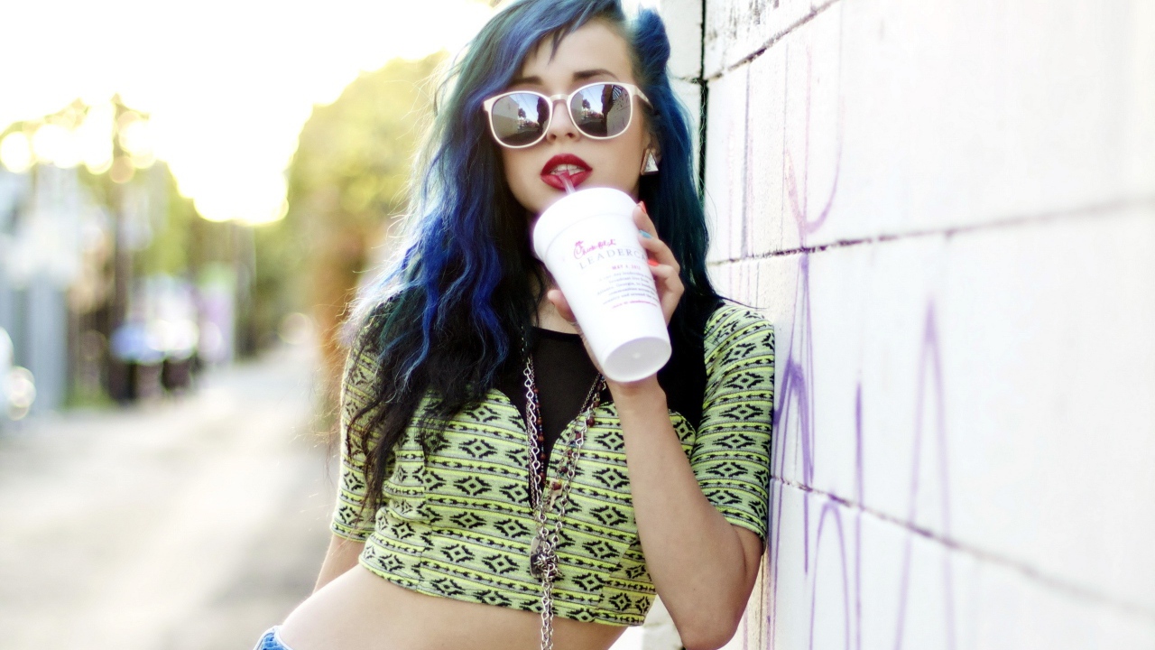 Девушка с напитком, swag