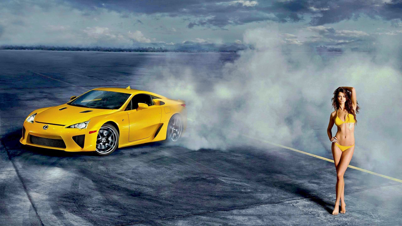 Спортивная девушка и спортивная машина