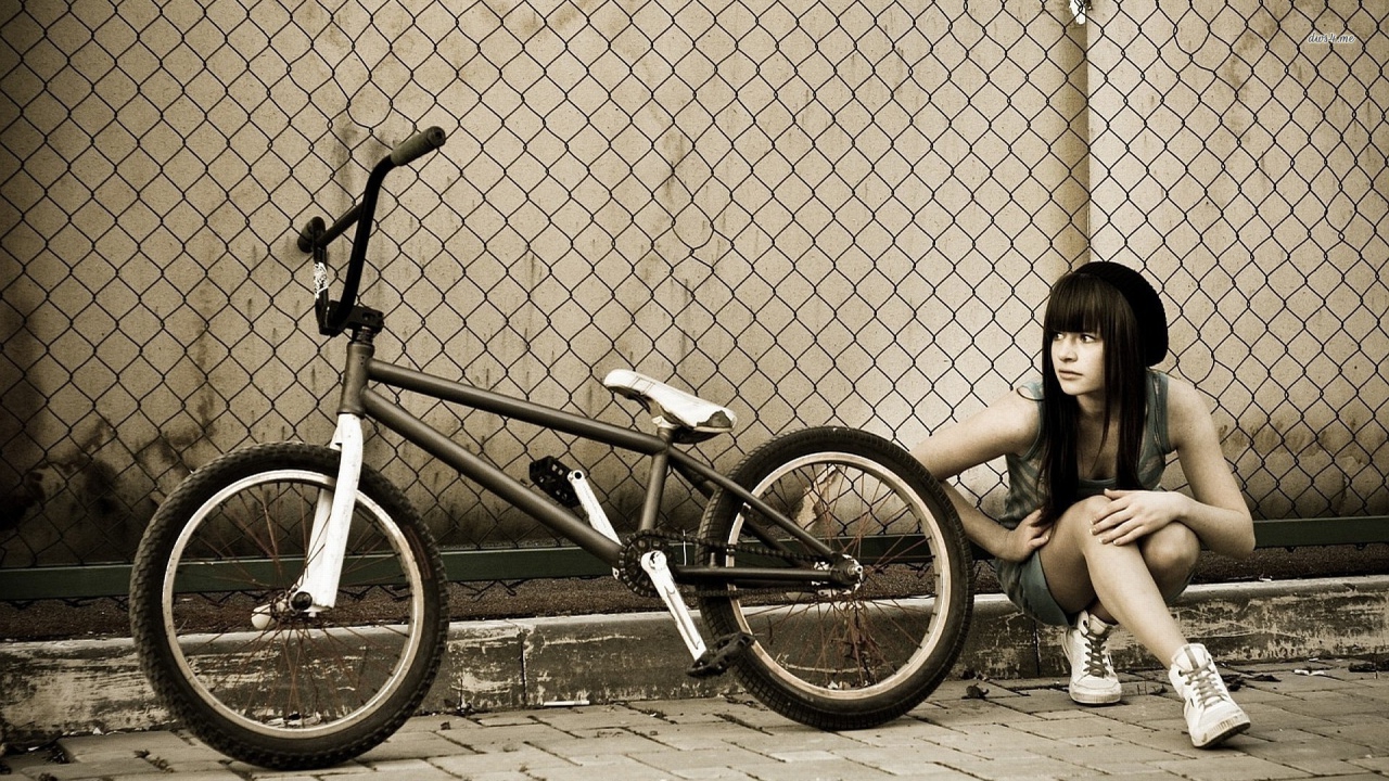 Спортивная девушка с велосипедом