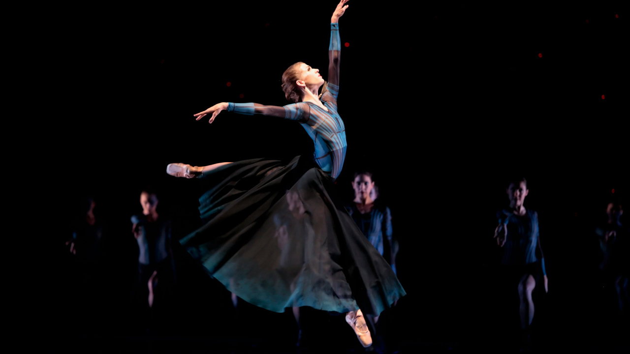 Балерина выступает в театре