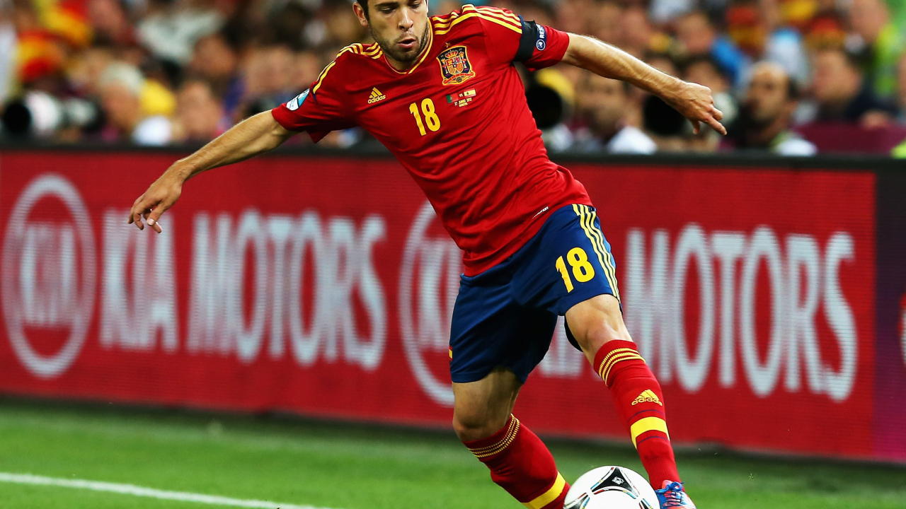 Барселона Хорди Альба передавая мяч