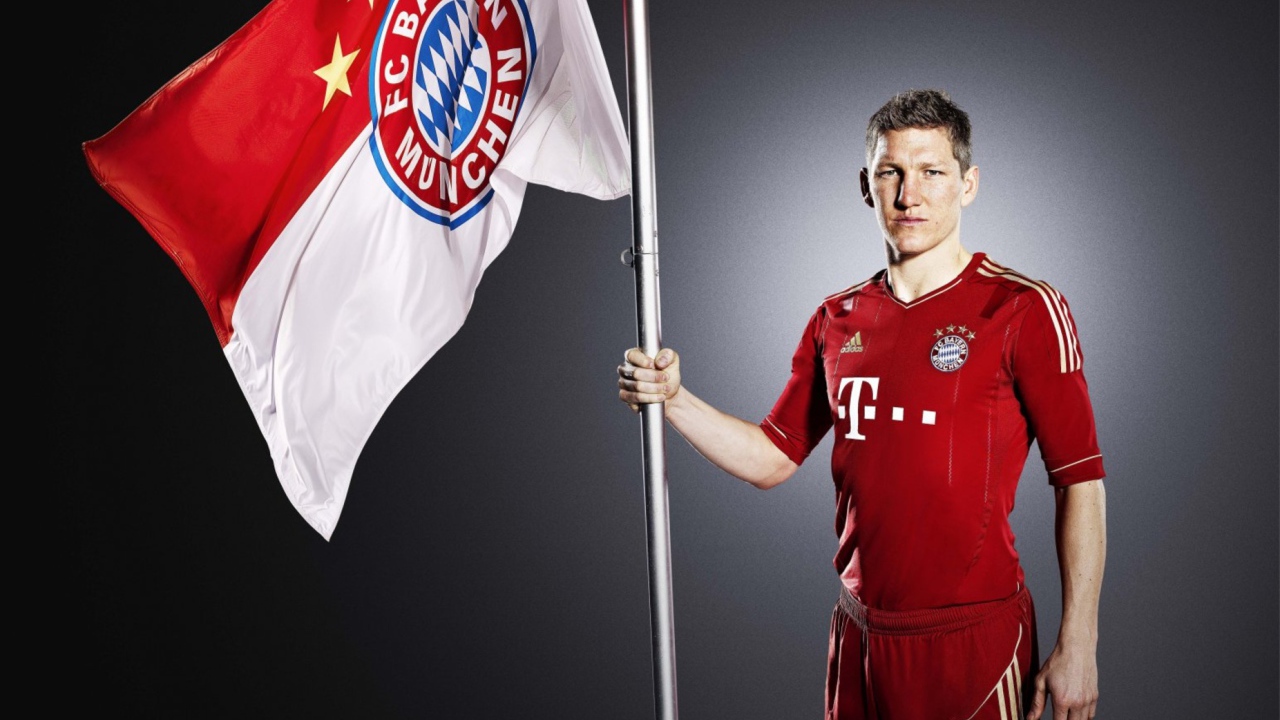 Бавария Бастиан Швайнштайгер с флагом