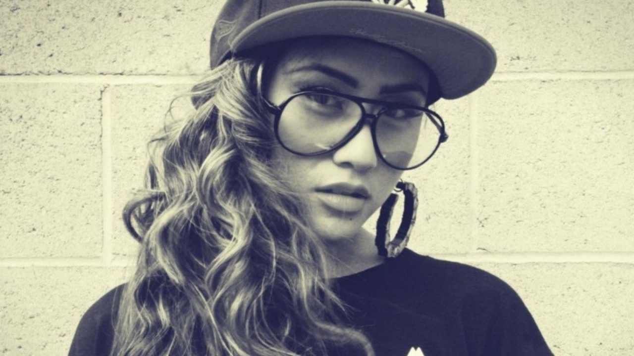 Красивая девушка в очках, swag