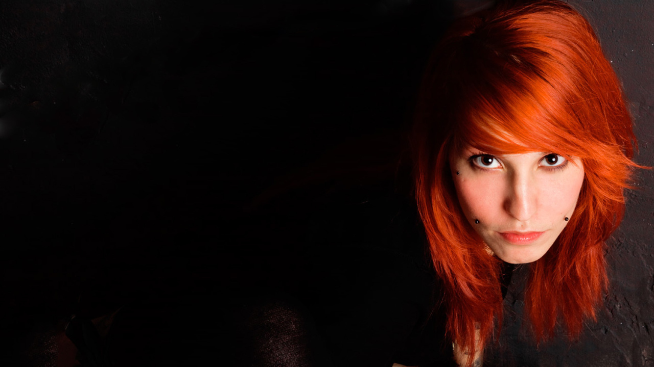 Красивая девушка рыжеволосая с пирсингом на лице