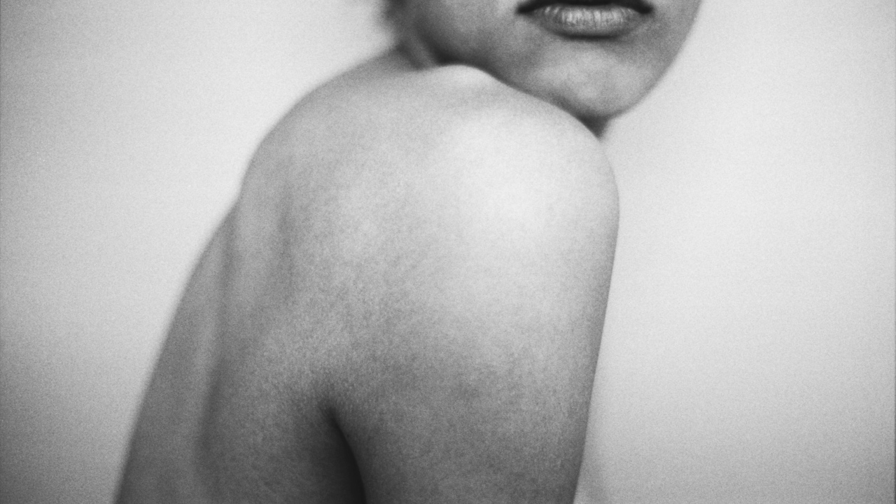 Чёрно-белая красивая фотография девушки