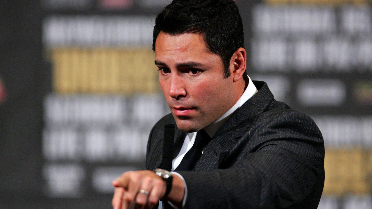 Боксер Оскар Дела Хойя в черном костюме