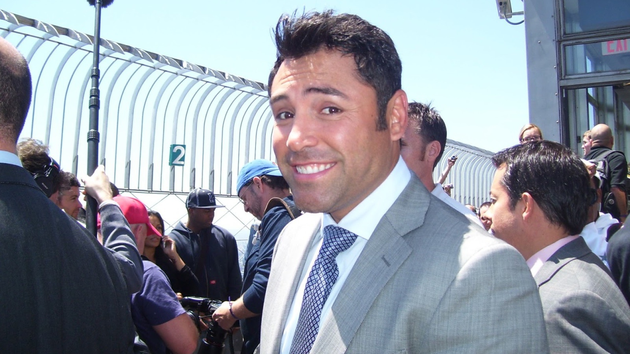 Боксер Оскар Дела Хойя в серебряном костюме