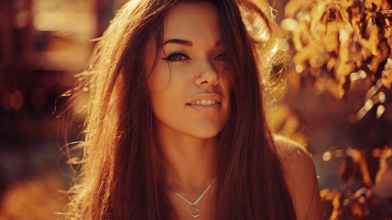 Девушка шатенка с пирсингом в носу