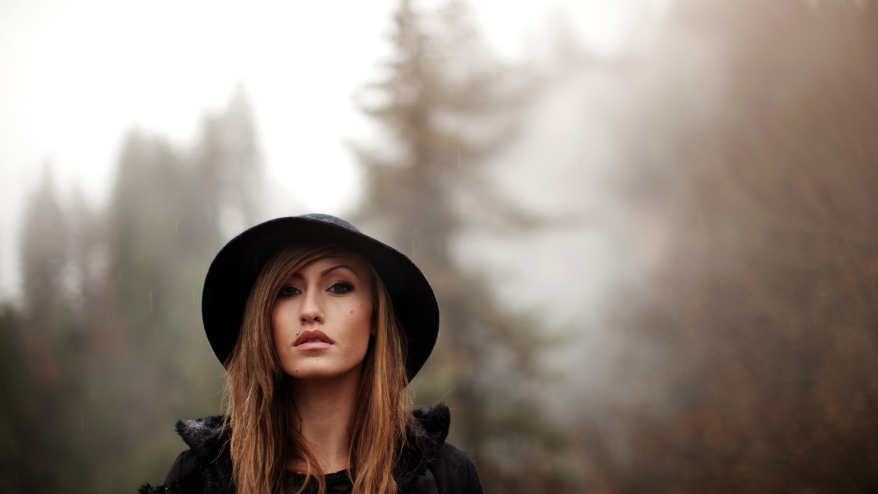 Девушка шатенка с пирсингом в носу и губе