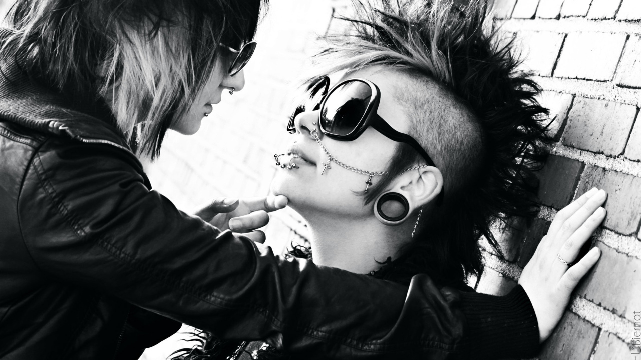 Девушки брюнетки с пирсингом в носу и губе