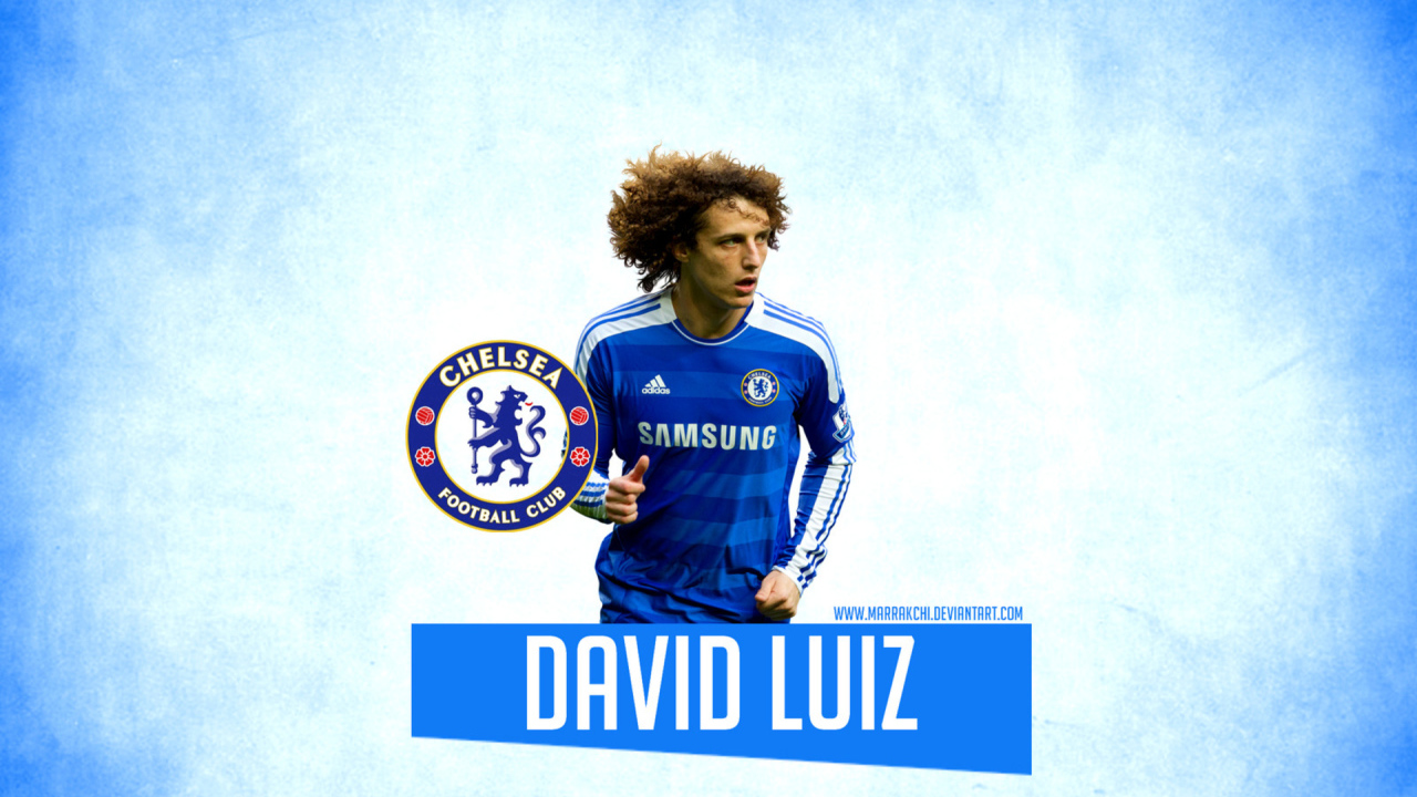 Челси Давид Луис на синем фоне