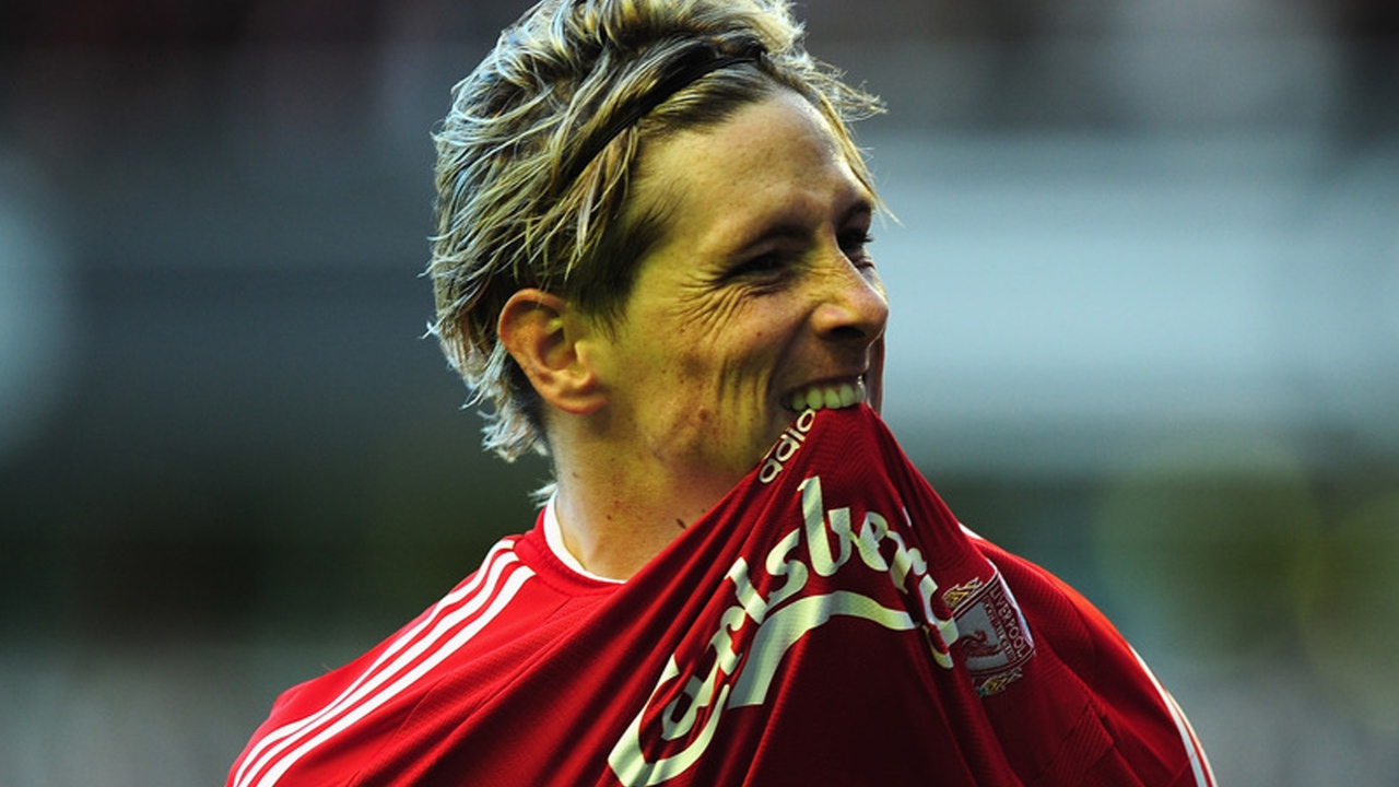 Челси Фернандо Торрес кусает его футболку